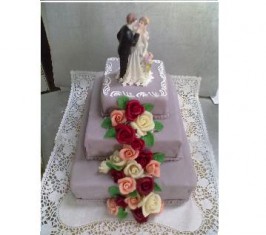 Háromemeletes menyasszonyi torta