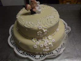 Emeletes menyasszonyi torta marcipán bevonattal